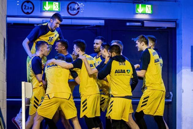 Basketball Berlin 14.03.2021 Saison 2020 2021 1. Bundesliga easyCredit BBL Alba Berlin - BG Göttingen Team Alba vor dem Spiel Malte Delow (Alba Berlin, No.06) Louis Olinde (Alba Berlin, No.19) Kresimir Nikic (Alba Berlin, No.16) Luke Sikma (Alba Berlin, No.43) Jonas Mattisseck (Alba Berlin, No.09) Johannes Thiemann (Alba Berlin, No.32) Marcus Eriksson (Alba Berlin, No.08) Peyton Siva (Alba Berlin, No.03) Ben Lammers (Alba Berlin, No.50) und andere