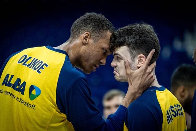 Basketball Berlin 14.03.2021 Saison 2020 2021 1. Bundesliga easyCredit BBL Alba Berlin - BG Göttingen Louis Olinde (Alba Berlin, No.19) li. Jonas Mattisseck (Alba Berlin, No.09)