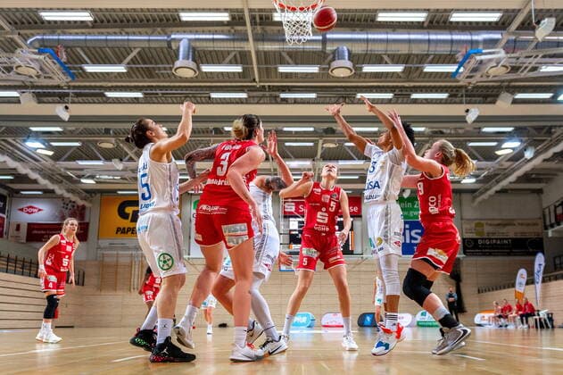 Deeshyra Thomas (03, GISA Lions SV Halle) beim Wurf GISA Lions SV Halle vs. GiroLive Panthers Osnabrück Basketball - 1. Bundesliga - ERDGAS Sportarena Halle (Saale) 14.03.2021 Foto: Holger John Sachsen-Anhalt Deutschland ERDGAS Sportarena Halle Saale