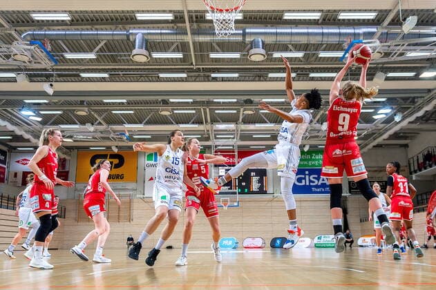 Deeshyra Thomas (03, GISA Lions SV Halle) und Emma Eichmeyer (Osnabrück) GISA Lions SV Halle vs. GiroLive Panthers Osnabrück Basketball - 1. Bundesliga - ERDGAS Sportarena Halle (Saale) 14.03.2021 Foto: Holger John Sachsen-Anhalt Deutschland ERDGAS Sportarena Halle Saale