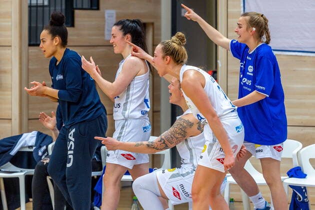 Der Jubel war groß nach dem Klassenerhalt. Auch auf der Bank hier Candice White (01, GISA Lions SV Halle), Eilidh Simpson (41, GISA Lions SV Halle), Klaudia Grudzien (23, GISA Lions SV Halle), Darien Huff (02, GISA Lions SV Halle) und Lilly Oswald (16, GISA Lions SV Halle) GISA Lions SV Halle vs. GiroLive Panthers Osnabrück Basketball - 1. Bundesliga - ERDGAS Sportarena Halle (Saale) 14.03.2021 Foto: Holger John Sachsen-Anhalt Deutschland ERDGAS Sportarena Halle Saale