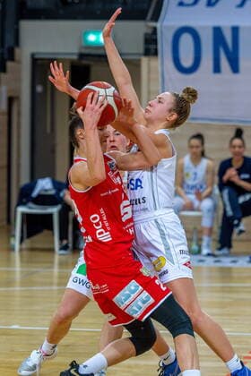 Darien Huff (02, GISA Lions SV Halle) gegen Kata Takacs (Osnabrück). Dahinter Barbora Kasparkowa (10, GISA Lions SV Halle) GISA Lions SV Halle vs. GiroLive Panthers Osnabrück Basketball - 1. Bundesliga - ERDGAS Sportarena Halle (Saale) 14.03.2021 Foto: Holger John Sachsen-Anhalt Deutschland ERDGAS Sportarena Halle Saale
