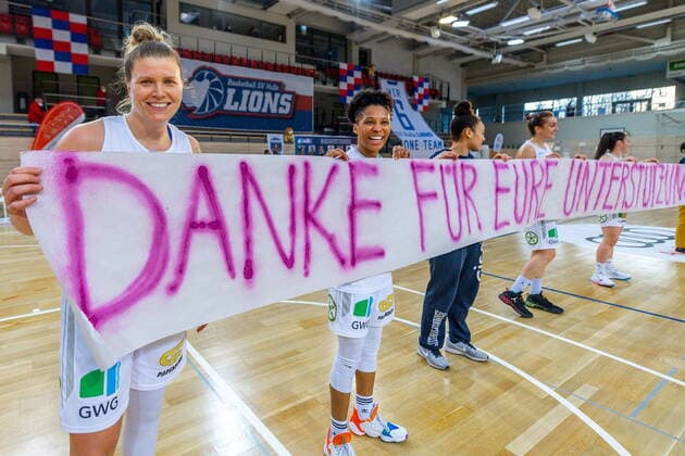 In mehreren Sprachen bedanken sich die GISA Lions bei ihren Fans für die Unterstützung. DEr Jubel war groß nach dem Klassenerhalt. hier Klaudia Grudzien (23, GISA Lions SV Halle) und Deeshyra Thomas (03, GISA Lions SV Halle) GISA Lions SV Halle vs. GiroLive Panthers Osnabrück Basketball - 1. Bundesliga - ERDGAS Sportarena Halle (Saale) 14.03.2021 Foto: Holger John Sachsen-Anhalt Deutschland ERDGAS Sportarena Halle Saale