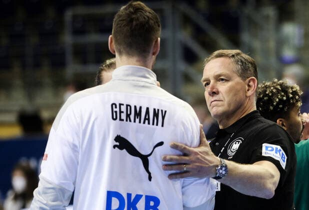 14.03.2021, Max Schmeling Halle, Berlin, GER, IHF Olympia Qualifikation, Algerien vs Deutschland, im Bild Alfred Gislason, head coach of Germany celebrates after winning during the men s IHF Olympic qualification match between Algeria and Germany at the Max Schmeling Halle in Berlin, Germany on 2021 03 14.