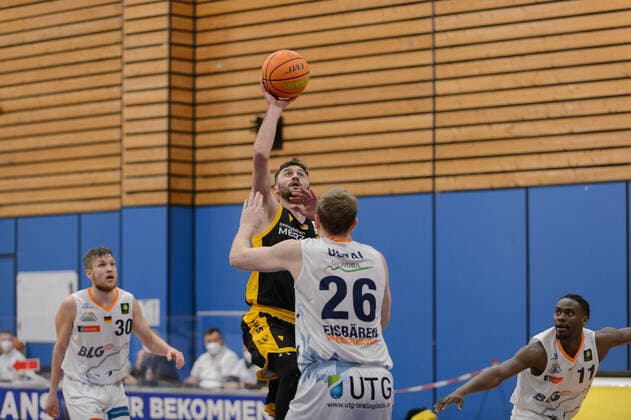 Besnik BEKTESHI (7 Tigers Tuebingen), Maximilian UGRAI (26 Eisbaeren Bremerhaven) ; Eisbären Bremerhaven vs Tigers Tübingen, Basketball, 2. Bundesliga ProA, 15.03.2021, 12. Spieltag, Saison 2020 2021 ; Copyright: xErikxHillmer EIBNERx EP_ehr Eisbären Bremerhaven vs Tigers Tübingen, Basketball, 2. Bundesliga ProA, 15.03.2021, 12. Spieltag, Saison 2020 2021 Bremerhaven Copyright: xErikxHillmer EIBNERx EP_ehr