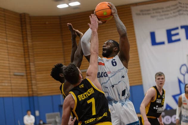 Roland NYAMA (24 Tigers Tuebingen), Besnik BEKTESHI (7 Tigers Tuebingen), Will DANIELS (6 Eisbaeren Bremerhaven) ; Eisbären Bremerhaven vs Tigers Tübingen, Basketball, 2. Bundesliga ProA, 15.03.2021, 12. Spieltag, Saison 2020 2021 ; Copyright: xErikxHillmer EIBNERx EP_ehr Eisbären Bremerhaven vs Tigers Tübingen, Basketball, 2. Bundesliga ProA, 15.03.2021, 12. Spieltag, Saison 2020 2021 Bremerhaven Copyright: xErikxHillmer EIBNERx EP_ehr