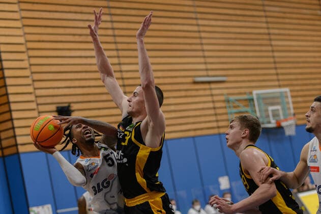 Trey DAVIS (57 Eisbaeren Bremerhaven), Daniel KEPPELER (31 Tigers Tuebingen) ; Eisbären Bremerhaven vs Tigers Tübingen, Basketball, 2. Bundesliga ProA, 15.03.2021, 12. Spieltag, Saison 2020 2021 ; Copyright: xErikxHillmer EIBNERx EP_ehr Eisbären Bremerhaven vs Tigers Tübingen, Basketball, 2. Bundesliga ProA, 15.03.2021, 12. Spieltag, Saison 2020 2021 Bremerhaven Copyright: xErikxHillmer EIBNERx EP_ehr