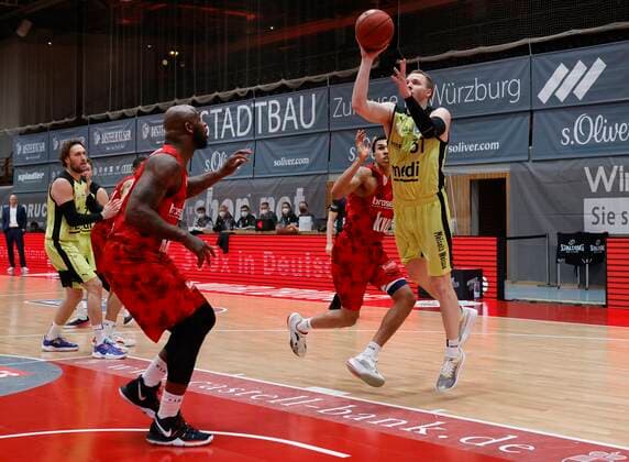 15.03.2021, Basketball, BBL 2020 2021, 23. Spieltag, s.Oliver Wuerzburg - medi bayreuth, GER, Wuerzburg, s.Oliver Arena, Bild: v. li. Murphy Holloway (s.Oliver Wuerzburg) und Osvaldas Olisevicius (medi bayreuth) Copyright: HMBxMedia xHeikoxBecker