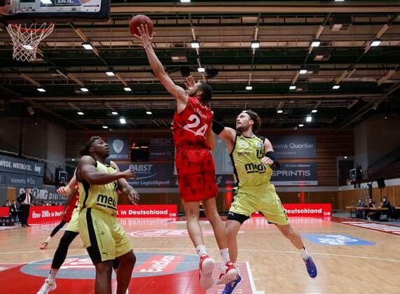 15.03.2021, Basketball, BBL 2020 2021, 23. Spieltag, s.Oliver Wuerzburg - medi bayreuth, GER, Wuerzburg, s.Oliver Arena, Bild: v. li. Frank Bartley (medi bayreuth), Cameron Hunt (s.Oliver Wuerzburg) und Matthew Tiby (medi bayreuth) Copyright: HMBxMedia xHeikoxBecker