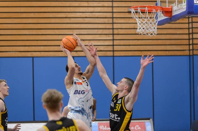 Moses PÖLKING POELKING (5 Eisbaeren Bremerhaven), Daniel KEPPELER (31 Tigers Tuebingen) ; Eisbären Bremerhaven vs Tigers Tübingen, Basketball, 2. Bundesliga ProA, 15.03.2021, 12. Spieltag, Saison 2020 2021 ; Copyright: xErikxHillmer EIBNERx EP_ehr Eisbären Bremerhaven vs Tigers Tübingen, Basketball, 2. Bundesliga ProA, 15.03.2021, 12. Spieltag, Saison 2020 2021 Bremerhaven Copyright: xErikxHillmer EIBNERx EP_ehr