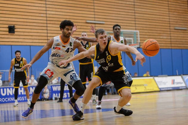 Marlin HECKEL (47 Eisbaeren Bremerhaven), Elias VALTONEN (19 Tigers Tuebingen) ; Eisbären Bremerhaven vs Tigers Tübingen, Basketball, 2. Bundesliga ProA, 15.03.2021, 12. Spieltag, Saison 2020 2021 ; Copyright: xErikxHillmer EIBNERx EP_ehr Eisbären Bremerhaven vs Tigers Tübingen, Basketball, 2. Bundesliga ProA, 15.03.2021, 12. Spieltag, Saison 2020 2021 Bremerhaven Copyright: xErikxHillmer EIBNERx EP_ehr
