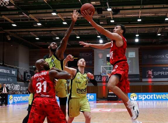 15.03.2021, Basketball, BBL 2020 2021, 23. Spieltag, s.Oliver Wuerzburg - medi bayreuth, GER, Wuerzburg, s.Oliver Arena, Bild: v. li. Murphy Holloway (s.Oliver Wuerzburg), Dererk Pardon (medi bayreuth), Osvaldas Olisevicius (medi bayreuth) und Tyson Ward (s.Oliver Wuerzburg) Copyright: HMBxMedia xHeikoxBecker
