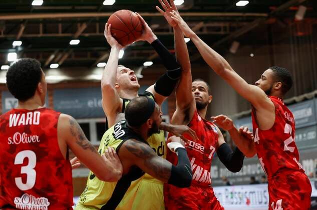 15.03.2021, Basketball, BBL 2020 2021, 23. Spieltag, s.Oliver Wuerzburg - medi bayreuth, GER, Wuerzburg, s.Oliver Arena, Bild: v. li. Tyson Ward (s.Oliver Wuerzburg), Dererk Pardon (medi bayreuth), Osvaldas Olisevicius (medi bayreuth), Alex King (s.Oliver Wuerzburg) und Cameron Hunt (s.Oliver Wuerzburg) Copyright: HMBxMedia xHeikoxBecker