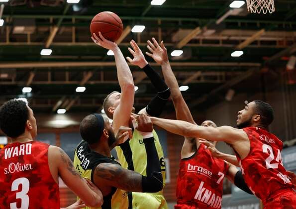 15.03.2021, Basketball, BBL 2020 2021, 23. Spieltag, s.Oliver Wuerzburg - medi bayreuth, GER, Wuerzburg, s.Oliver Arena, Bild: v. li. Tyson Ward (s.Oliver Wuerzburg), Dererk Pardon (medi bayreuth), Osvaldas Olisevicius (medi bayreuth), Alex King (s.Oliver Wuerzburg) und Cameron Hunt (s.Oliver Wuerzburg) Copyright: HMBxMedia xHeikoxBecker