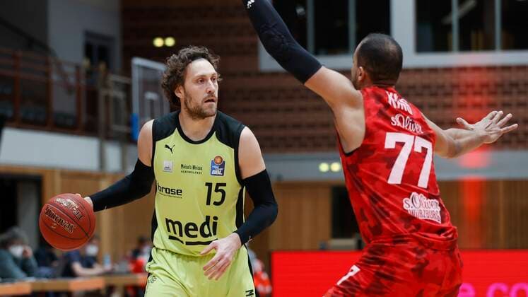 15.03.2021, Basketball, BBL 2020 2021, 23. Spieltag, s.Oliver Wuerzburg - medi bayreuth, GER, Wuerzburg, s.Oliver Arena, Bild: v. li. Matthew Tiby (medi bayreuth) und Alex King (s.Oliver Wuerzburg) Copyright: HMBxMedia xHeikoxBecker