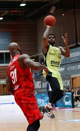 15.03.2021, Basketball, BBL 2020 2021, 23. Spieltag, s.Oliver Wuerzburg - medi bayreuth, GER, Wuerzburg, s.Oliver Arena, Bild: v. li. Murphy Holloway (s.Oliver Wuerzburg) und Jones Lazeric (medi bayreuth) Copyright: HMBxMedia xHeikoxBecker