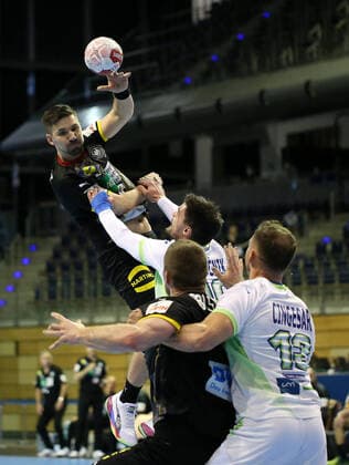 13.03.2021, Handball TOKYO Qualifikation 2020, Deutschland - Slowenien, in der Max-Schmeling-Halle Berlin. (L-R) Fabian Wiede (Deutschland) gegen Gregor Potocnik (Slowenien), Johannes Golla (Deutschland), Darko Cingesar (Slowenien)