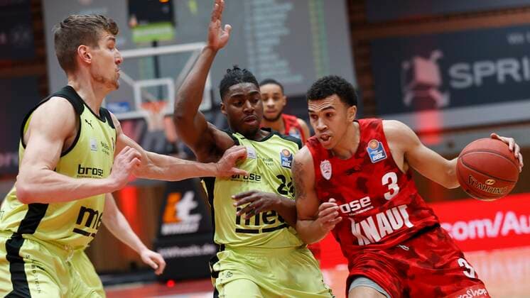 15.03.2021, Basketball, BBL 2020 2021, 23. Spieltag, s.Oliver Wuerzburg - medi bayreuth, GER, Wuerzburg, s.Oliver Arena, Bild: v. li. Andreas Seiferth (medi bayreuth), Frank Bartley (medi bayreuth) und Tyson Ward (s.Oliver Wuerzburg) Copyright: HMBxMedia xHeikoxBecker