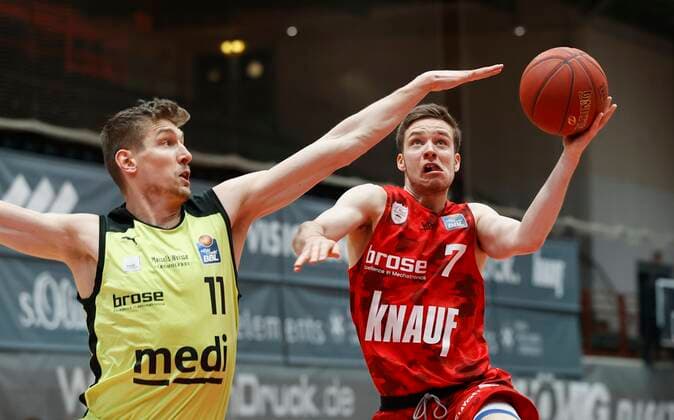 15.03.2021, Basketball, BBL 2020 2021, 23. Spieltag, s.Oliver Wuerzburg - medi bayreuth, GER, Wuerzburg, s.Oliver Arena, Bild: v. li. Andreas Seiferth (medi bayreuth) und Nils Hassfurther (s.Oliver Wuerzburg) Copyright: HMBxMedia xHeikoxBecker
