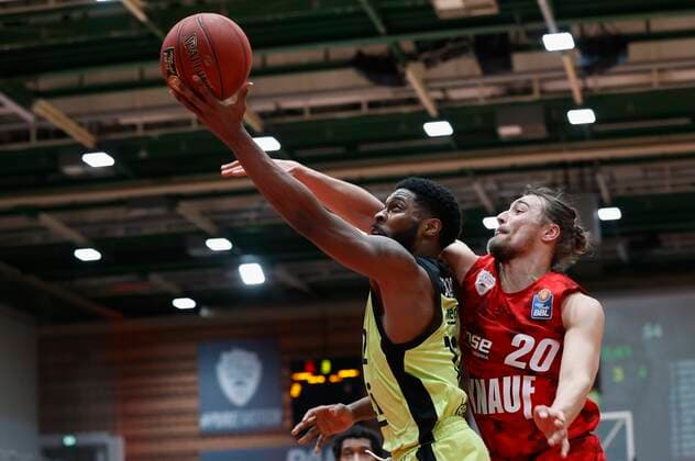 15.03.2021, Basketball, BBL 2020 2021, 23. Spieltag, s.Oliver Wuerzburg - medi bayreuth, GER, Wuerzburg, s.Oliver Arena, Bild: v. li. Jones Lazeric (medi bayreuth) und Julian Albus (s.Oliver Wuerzburg) Copyright: HMBxMedia xHeikoxBecker
