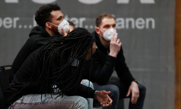 15.03.2021, Basketball, BBL 2020 2021, 23. Spieltag, s.Oliver Wuerzburg - medi bayreuth, GER, Wuerzburg, s.Oliver Arena, Bild: Enttaueschung bei den verletzten Spielern, v. li. Felix Hoffmann (s.Oliver Wuerzburg), Brekkott Chapman (s.Oliver Wuerzburg) und Robert Lowery (s.Oliver Wuerzburg) Copyright: HMBxMedia xHeikoxBecker