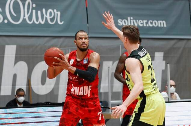 15.03.2021, Basketball, BBL 2020 2021, 23. Spieltag, s.Oliver Wuerzburg - medi bayreuth, GER, Wuerzburg, s.Oliver Arena, Bild: v. li Alex King (s.Oliver Wuerzburg) und David Walker (medi bayreuth) Copyright: HMBxMedia xHeikoxBecker