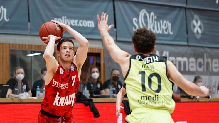 15.03.2021, Basketball, BBL 2020 2021, 23. Spieltag, s.Oliver Wuerzburg - medi bayreuth, GER, Wuerzburg, s.Oliver Arena, Bild: v. li. Nils Hassfurther (s.Oliver Wuerzburg) und Bastian Doreth (medi bayreuth) Copyright: HMBxMedia xHeikoxBecker