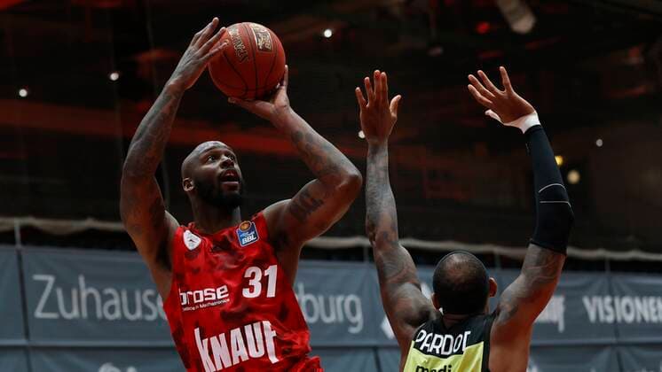 15.03.2021, Basketball, BBL 2020 2021, 23. Spieltag, s.Oliver Wuerzburg - medi bayreuth, GER, Wuerzburg, s.Oliver Arena, Bild: v. li. Murphy Holloway (s.Oliver Wuerzburg) und Dererk Pardon (medi bayreuth) Copyright: HMBxMedia xHeikoxBecker