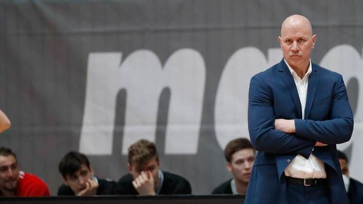 15.03.2021, Basketball, BBL 2020 2021, 23. Spieltag, s.Oliver Wuerzburg - medi bayreuth, GER, Wuerzburg, s.Oliver Arena, Bild: Enttaueschung auf der Wuerzburger Bank um Headcoach Denis Wucherer (s.Oliver Wuerzburg) Copyright: HMBxMedia xHeikoxBecker