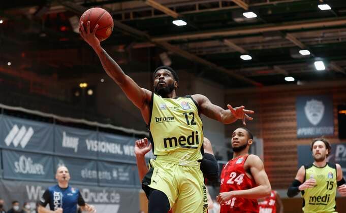 15.03.2021, Basketball, BBL 2020 2021, 23. Spieltag, s.Oliver Wuerzburg - medi bayreuth, GER, Wuerzburg, s.Oliver Arena, Bild: Jones Lazeric (medi bayreuth) Copyright: HMBxMedia xHeikoxBecker