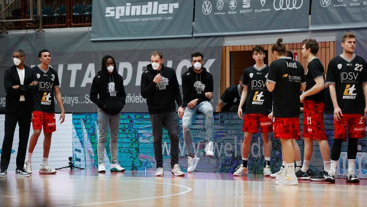 15.03.2021, Basketball, BBL 2020 2021, 23. Spieltag, s.Oliver Wuerzburg - medi bayreuth, GER, Wuerzburg, s.Oliver Arena, Bild: v. li. Assistant Coach Liam Flynn (s.Oliver Wuerzburg), Tyson Ward (s.Oliver Wuerzburg), Robert Lowery (s.Oliver Wuerzburg), Felix Hoffmann (s.Oliver Wuerzburg), Brekkott Chapman (s.Oliver Wuerzburg), Julius Boehmer (s.Oliver Wuerzburg), Julian Albus (s.Oliver Wuerzburg), Florian Koch (s.Oliver Wuerzburg) und Jonas Weitzel (s.Oliver Wuerzburg) Copyright: HMBxMedia xHeikoxBecker