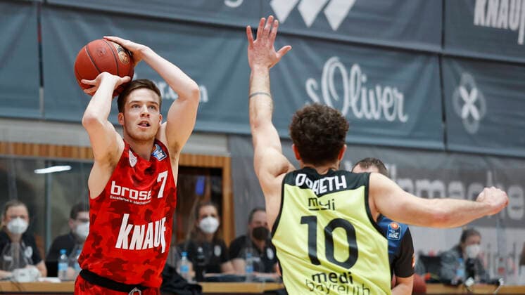 15.03.2021, Basketball, BBL 2020 2021, 23. Spieltag, s.Oliver Wuerzburg - medi bayreuth, GER, Wuerzburg, s.Oliver Arena, Bild: Nils Hassfurther (s.Oliver Wuerzburg) und Bastian Doreth (medi bayreuth) Copyright: HMBxMedia xHeikoxBecker