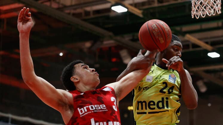 15.03.2021, Basketball, BBL 2020 2021, 23. Spieltag, s.Oliver Wuerzburg - medi bayreuth, GER, Wuerzburg, s.Oliver Arena, Bild: v. li. Tyson Ward (s.Oliver Wuerzburg) und Frank Bartley (medi bayreuth) Copyright: HMBxMedia xHeikoxBecker