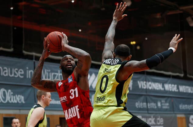 15.03.2021, Basketball, BBL 2020 2021, 23. Spieltag, s.Oliver Wuerzburg - medi bayreuth, GER, Wuerzburg, s.Oliver Arena, Bild: v. li. Murphy Holloway (s.Oliver Wuerzburg) und Dererk Pardon (medi bayreuth) Copyright: HMBxMedia xHeikoxBecker