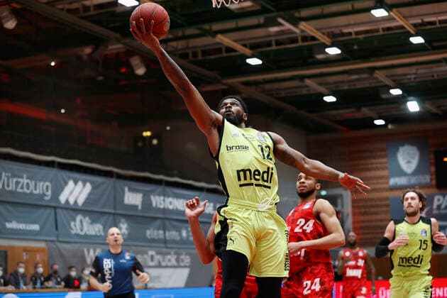 15.03.2021, Basketball, BBL 2020 2021, 23. Spieltag, s.Oliver Wuerzburg - medi bayreuth, GER, Wuerzburg, s.Oliver Arena, Bild: v. li. Jones Lazeric (medi bayreuth), Alex King (s.Oliver Wuerzburg) und Cameron Hunt (s.Oliver Wuerzburg) Copyright: HMBxMedia xHeikoxBecker