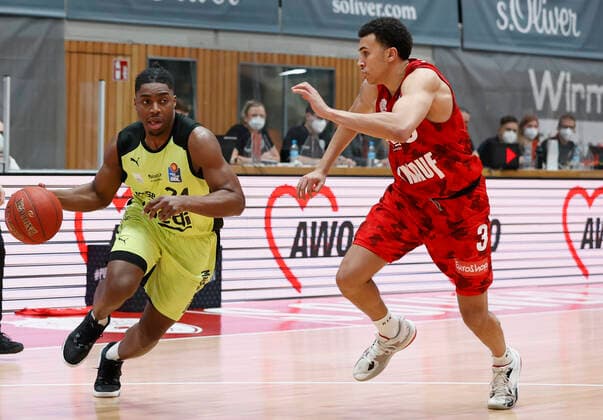 15.03.2021, Basketball, BBL 2020 2021, 23. Spieltag, s.Oliver Wuerzburg - medi bayreuth, GER, Wuerzburg, s.Oliver Arena, Bild: v. li. Frank Bartley (medi bayreuth) und Tyson Ward (s.Oliver Wuerzburg) Copyright: HMBxMedia xHeikoxBecker