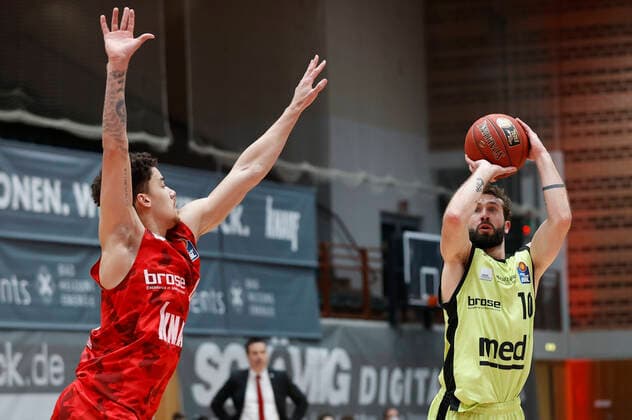 15.03.2021, Basketball, BBL 2020 2021, 23. Spieltag, s.Oliver Wuerzburg - medi bayreuth, GER, Wuerzburg, s.Oliver Arena, Bild: v. li. Joshua Obiesie (s.Oliver Wuerzburg) und Bastian Doreth (medi bayreuth) Copyright: HMBxMedia xHeikoxBecker