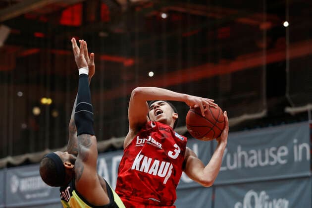 15.03.2021, Basketball, BBL 2020 2021, 23. Spieltag, s.Oliver Wuerzburg - medi bayreuth, GER, Wuerzburg, s.Oliver Arena, Bild: v. li. Dererk Pardon (medi bayreuth) und Tyson Ward (s.Oliver Wuerzburg) Copyright: HMBxMedia xHeikoxBecker
