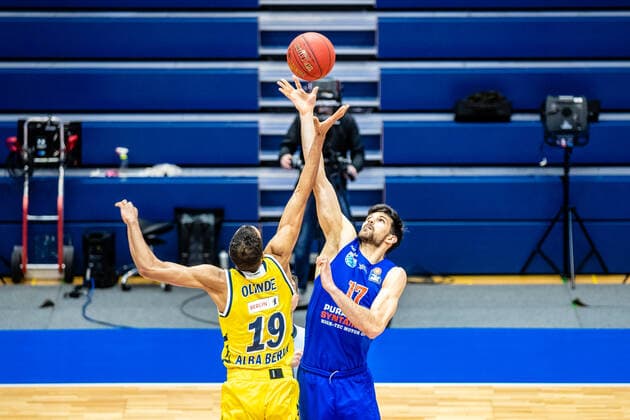 Aleksandar Marelja ( 17 Syntainics MBC), Louis Olinde ( 19 Alba Berlin) beim Sprungball waehrend der Begegnung Saison 2020-2021 (Herren) in der EasyCredit Bundesliga zwischen Syntainics MBC und Alba Berlin in der Stadthalle Weissenfels am 16. March 2021 in Weissenfels, Sachsen Anhalt, Deutschland