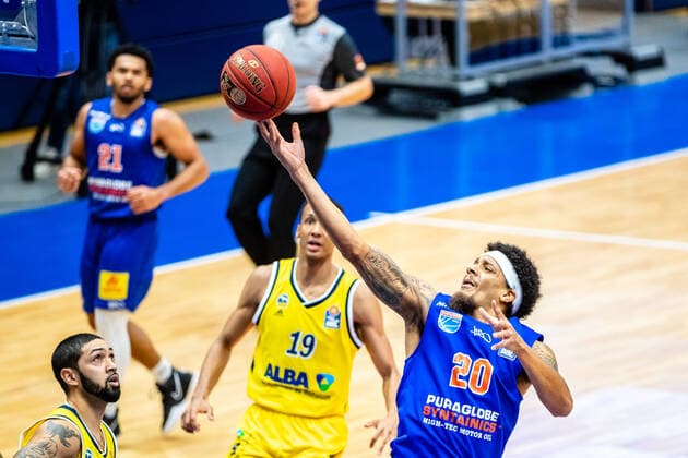 Deron Washinton ( 20 Syntainics MBC) waehrend der Begegnung Saison 2020-2021 (Herren) in der EasyCredit Bundesliga zwischen Syntainics MBC und Alba Berlin in der Stadthalle Weissenfels am 16. March 2021 in Weissenfels, Sachsen Anhalt, Deutschland