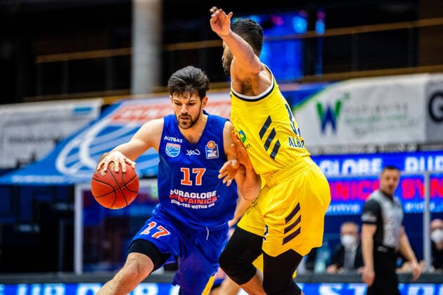 Aleksandar Marelja ( 17 Syntainics MBC), Johannes Thiemann ( 32 Alba Berlin) waehrend der Begegnung Saison 2020-2021 (Herren) in der EasyCredit Bundesliga zwischen Syntainics MBC und Alba Berlin in der Stadthalle Weissenfels am 16. March 2021 in Weissenfels, Sachsen Anhalt, Deutschland