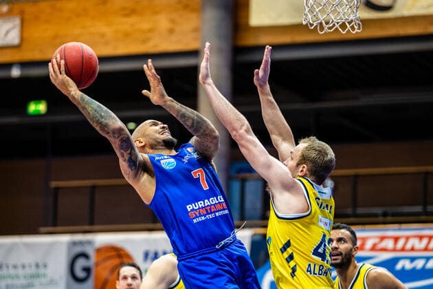 Sergio Kerusch ( 7 Syntainics MBC), Luke Sikma ( 43 Alba Berlin) waehrend der Begegnung Saison 2020-2021 (Herren) in der EasyCredit Bundesliga zwischen Syntainics MBC und Alba Berlin in der Stadthalle Weissenfels am 16. March 2021 in Weissenfels, Sachsen Anhalt, Deutschland