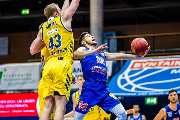 Roko Rogic ( 32 Syntainics MBC), Luke Sikma ( 43 Alba Berlin) waehrend der Begegnung Saison 2020-2021 (Herren) in der EasyCredit Bundesliga zwischen Syntainics MBC und Alba Berlin in der Stadthalle Weissenfels am 16. March 2021 in Weissenfels, Sachsen Anhalt, Deutschland