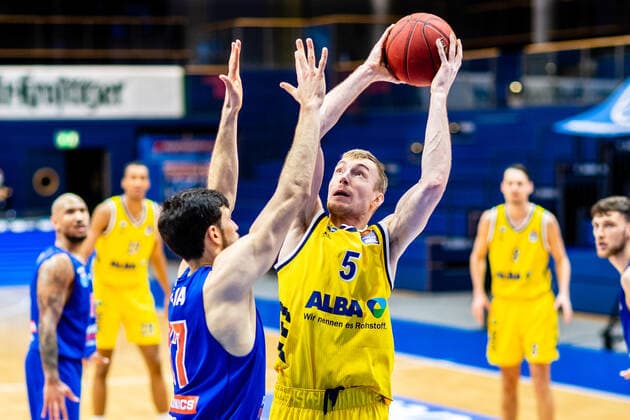 Niels Giffey ( 5 Alba Berlin), Aleksandar Marelja ( 17 Syntainics MBC) waehrend der Begegnung Saison 2020-2021 (Herren) in der EasyCredit Bundesliga zwischen Syntainics MBC und Alba Berlin in der Stadthalle Weissenfels am 16. March 2021 in Weissenfels, Sachsen Anhalt, Deutschland