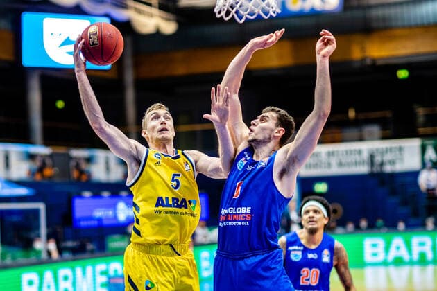 Niels Giffey ( 5 Alba Berlin), Marko Krstanovic ( 6 Syntainics MBC) waehrend der Begegnung Saison 2020-2021 (Herren) in der EasyCredit Bundesliga zwischen Syntainics MBC und Alba Berlin in der Stadthalle Weissenfels am 16. March 2021 in Weissenfels, Sachsen Anhalt, Deutschland