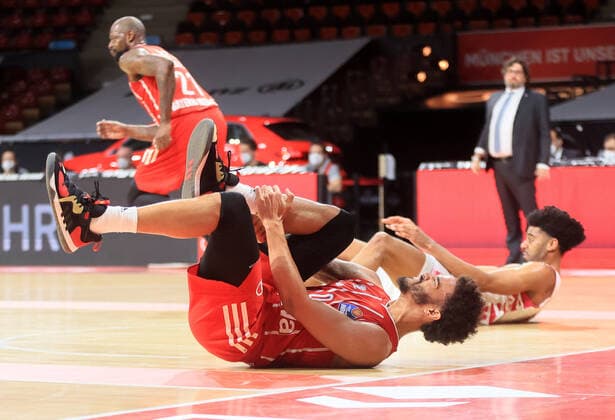 16.03.2021, FC Bayern Baskets vs Telekom Baskets Bonn, Audi Dome, Muenchen, im Bild: Nick Weiler-Babi (FCB Basketball) und Jalen Hudson (telekom baskets Bonn) am Boden