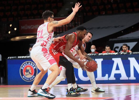 16.03.2021, FC Bayern Baskets vs Telekom Baskets Bonn, Audi Dome, Muenchen, im Bild: Isaiah Philmore (telekom baskets Bonn), JaJuan Johnson (FCB Basketball) und Anthony DiLeo (telekom baskets Bonn)