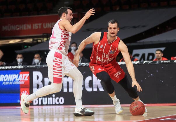 16.03.2021, FC Bayern Baskets vs Telekom Baskets Bonn, Audi Dome, Muenchen, im Bild: Anthony DiLeo (telekom baskets Bonn) vs Paul Zipser (FCB Basketball)