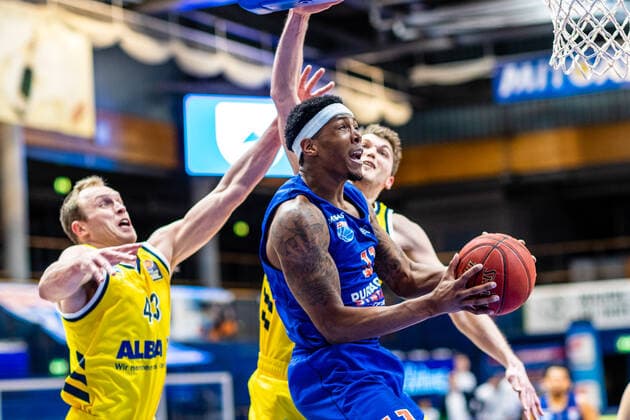 Kyndahl Hill ( 11 Syntainics MBC), Luke Sikma ( 43 Alba Berlin) waehrend der Begegnung Saison 2020-2021 (Herren) in der EasyCredit Bundesliga zwischen Syntainics MBC und Alba Berlin in der Stadthalle Weissenfels am 16. March 2021 in Weissenfels, Sachsen Anhalt, Deutschland