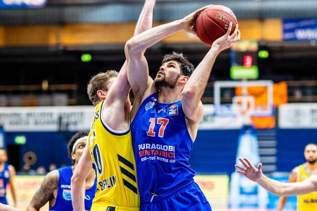 Aleksandar Marelja ( 17 Syntainics MBC), Ben Lammers ( 50 Alba Berlin) waehrend der Begegnung Saison 2020-2021 (Herren) in der EasyCredit Bundesliga zwischen Syntainics MBC und Alba Berlin in der Stadthalle Weissenfels am 16. March 2021 in Weissenfels, Sachsen Anhalt, Deutschland